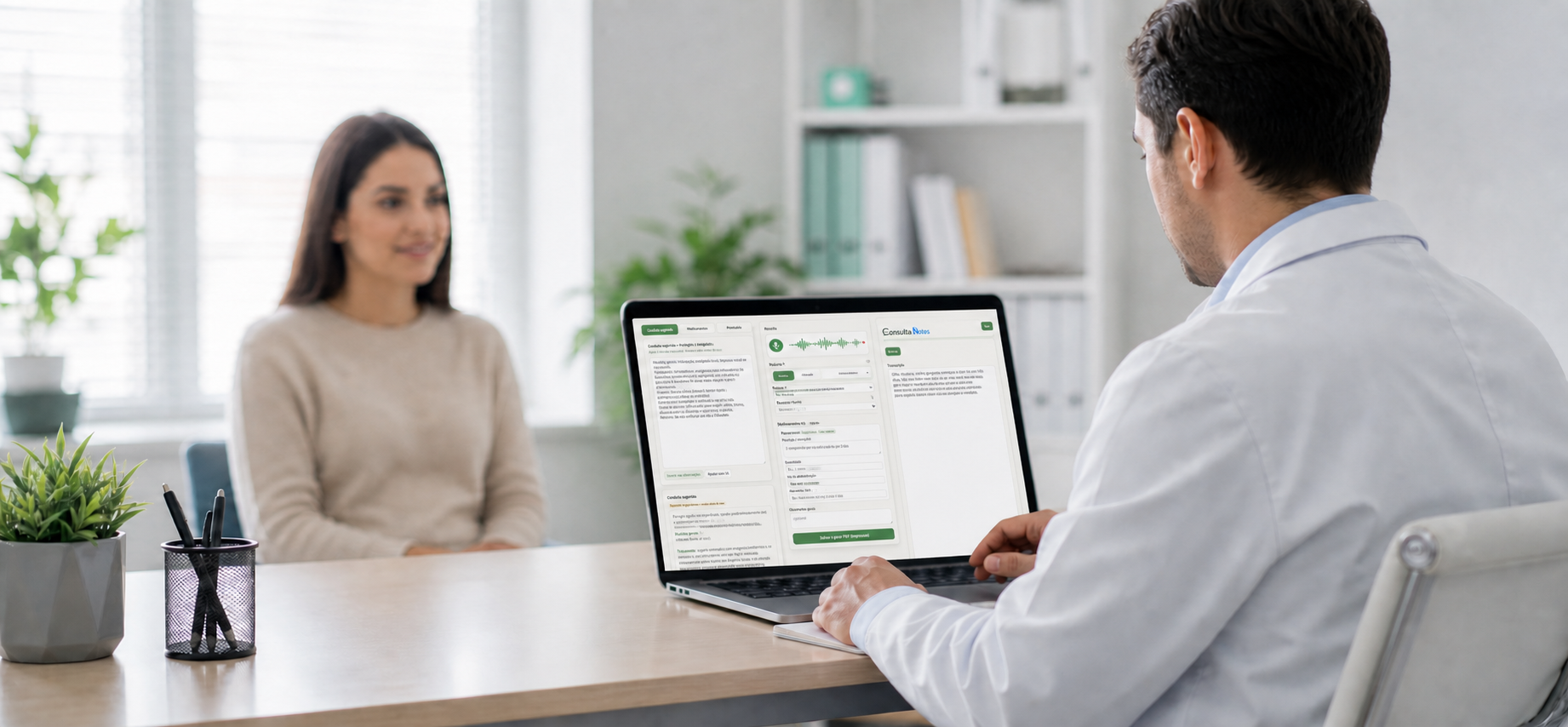 Médico usando o Consulta Notes durante atendimento presencial