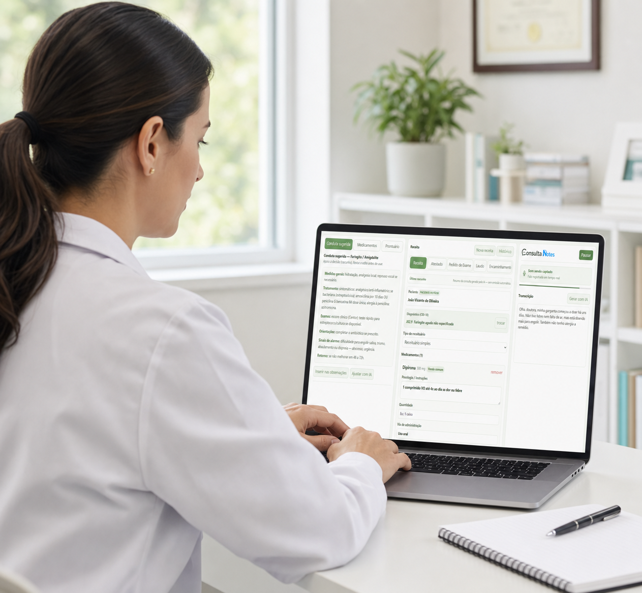 Médica revisando o rascunho gerado pelo Consulta Notes